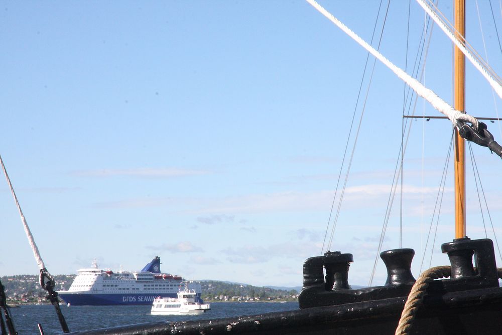 Passasjerfergene som anløper Oslo står for 35 prosent av luftutslippene ved Oslo havn, men utgjør bare 9 prosent av samlete utslipp i byen. Biltrafikk bidrar med 82 prosent. 
