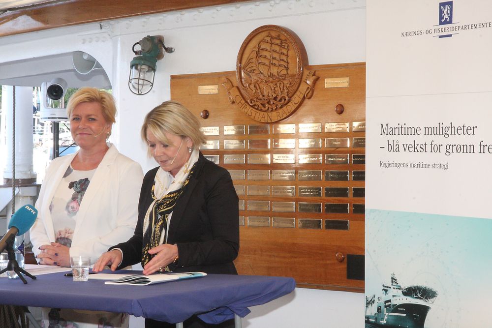 – Ikke enkelt! Det sa næringsminister Monica Mæland om å fortelle om regjeringens 71 tiltak i ny maritim strategi på 15 minutter. Finansminister Siv Jensen (t-.v)  hjalp til i noen minutter. 