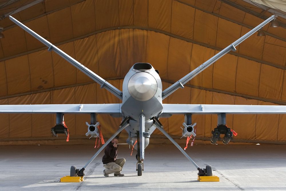 En MQ-9 Reaper blir inspisert på basen i Afghanistan. 