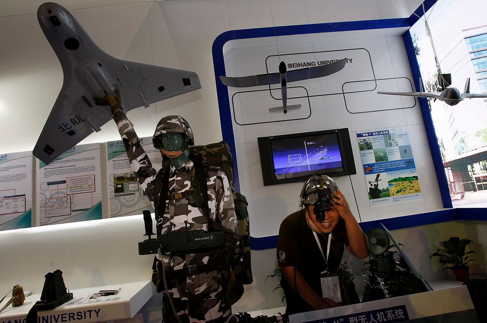 Bygger: Kina har jobbet med å utvikle droner til militært bruk i flere år. I dette arkivbildet vises en kinesisk drone som kan håndteres av en soldat. 