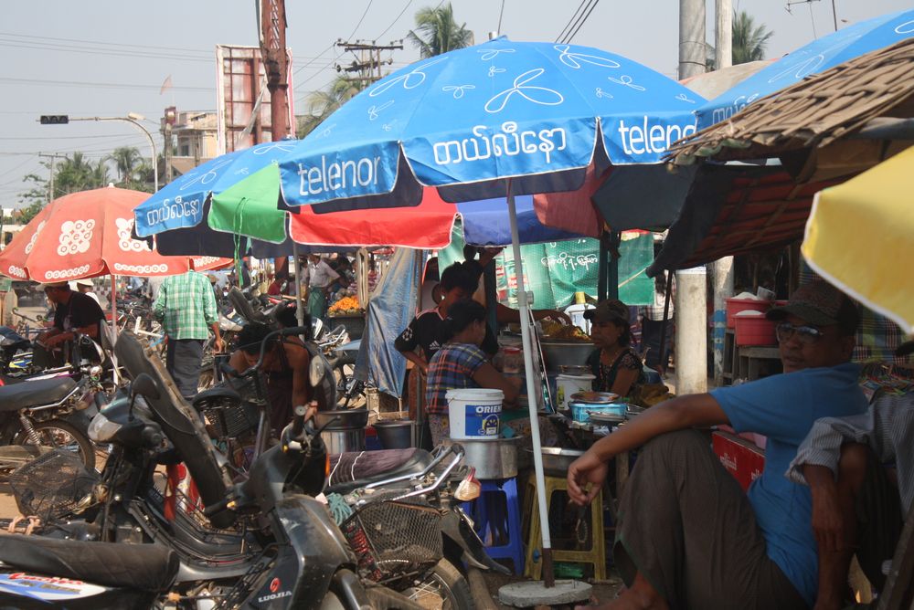 Beskjeden mobilbutikk: Telenor har på under et år gjort hver åttende innbygger i Myanmar til kunde. Men de har investert i mer enn parasoller.