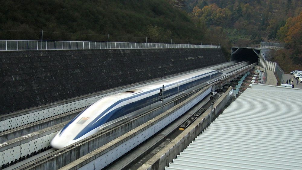 Et maglev-tog i testkjøring på Yamanashi-testbanen oppnådde torsdag en hastighet på 590 kilometer i timen. Neste uke skal selskapet prøve å nå 600 kilometer i timen. 