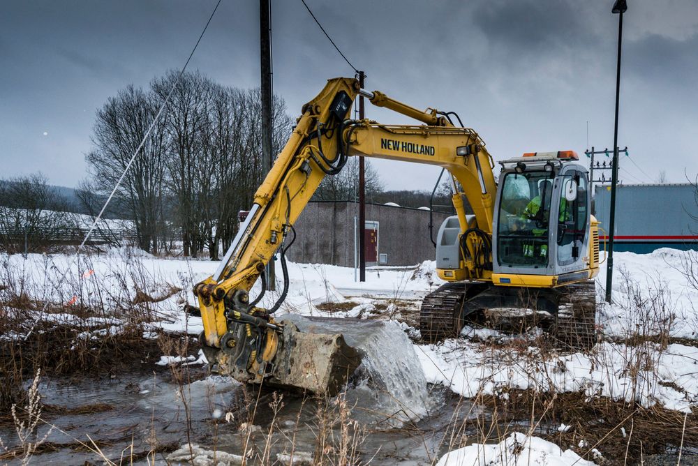 Lørenskog kommune graver opp vannledningen som sprakk, for å finne ut av årsaken, men den vil nå bli skiftet. Foto: Vidar Sandnes