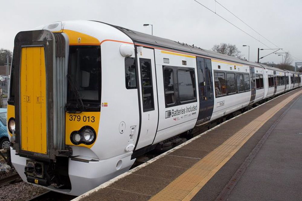 Denne uken kjørte et eltog uten kjøreledninger mellom to stasjoner i England med passasjerer for første gang.Foto: Network Rail