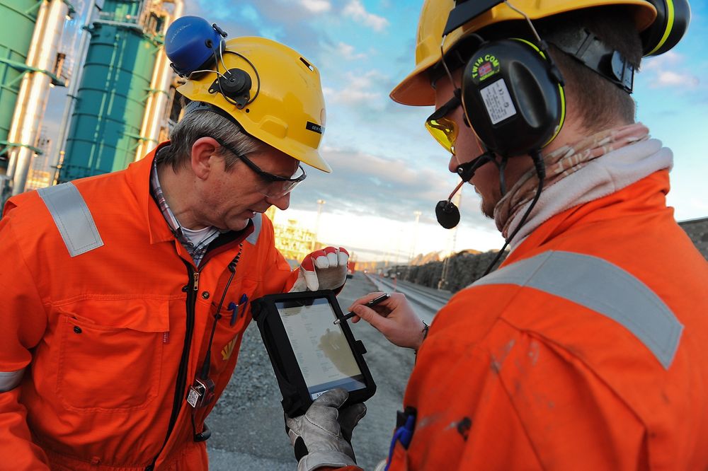 Shell har innført mobile løsninger for arbeidstillatelser i Nyhamna. Det vil de etter hvert spare 100 arbeidstimer dagen på. Her er ansvarlig for prosjektet, Geir Fillip Håseth, sammen med operatør Hans Jørgen Løseth.