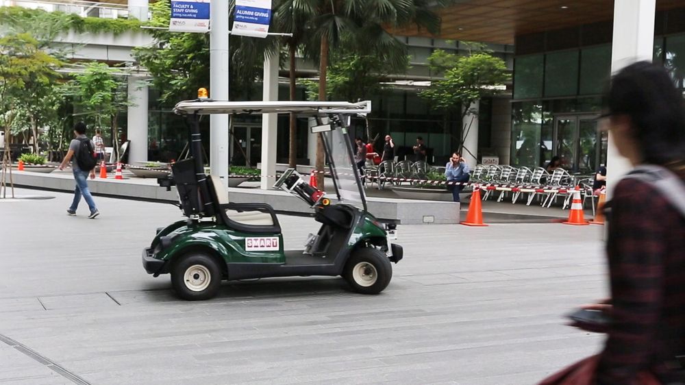 Forskere i Singapore at folk lar bilen stå, og i stedet bestiller en førerløs biltaxi. Her blir bilen testet ut på National University of Singapore. 