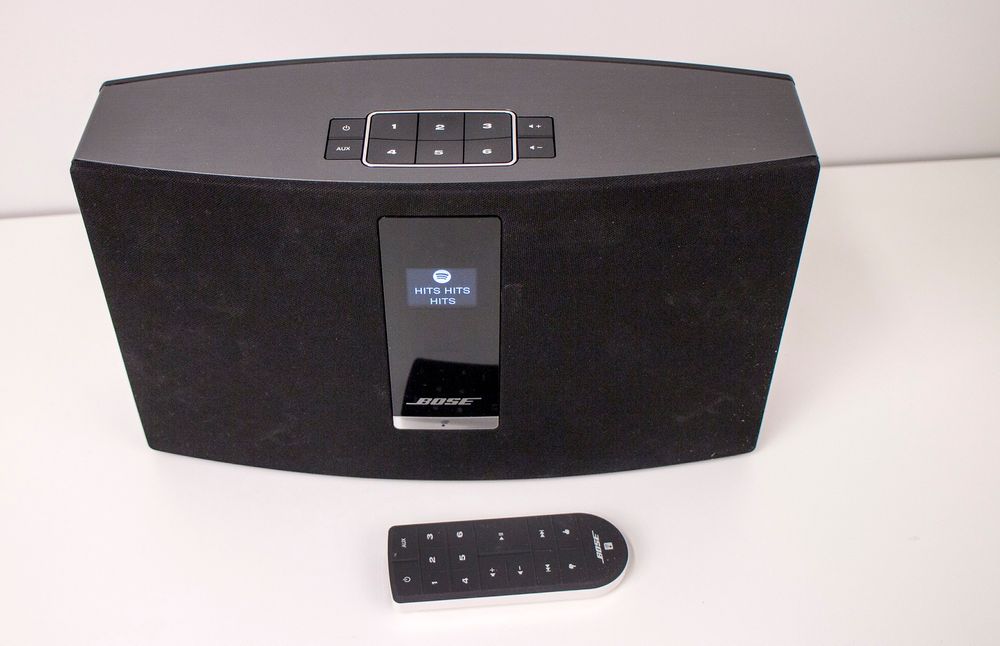 Velutstyrt: Bose SoundTouch 20 kan mye mer enn å spille fra Spotify Connect. Den kan også strømme fra Deezer, den har internettradio, AirPlay og den kan spille fra en enhet som kobles til med AUX. Høyttaleren kommer også med fjernkontroll, selv om Bose sin kontrollapp også gjøre jobben utmerket. 