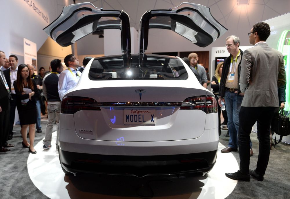 Tesla Model X-konseptet med de karakteristiske falkevingedørene på utstilling på CES i Las Vegas tidligere i år. 