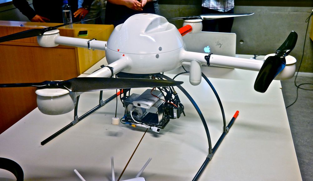 Tåler frakten: Studentene har funnet ut at Microdrones md4-1000 droner kan egne seg i redningsaksjoner, på grunn av at de tåler å frakte med seg en mobil basestasjon. 