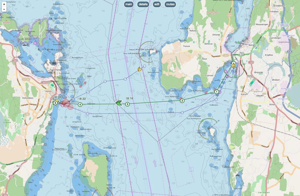 Horten til venstre og Moss til høyre. Eget skip er merket grønt og "waypoints" er markert med nummer og tid skipet vil være der. Andres skip vises i gult. De røde sirklene  markerer kollisjonsfare. Kapteinen vil også få lydvarsel. 
