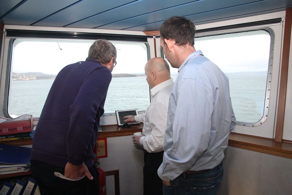 Kaptein Torleif Bakken diskuterer mulige forbedringer i Rex med Geir Fagerhus (t.v) og Gisle Stava. I framida skal Rex inn i et dispaly integrert i  bruas øvrige instrumenter. 