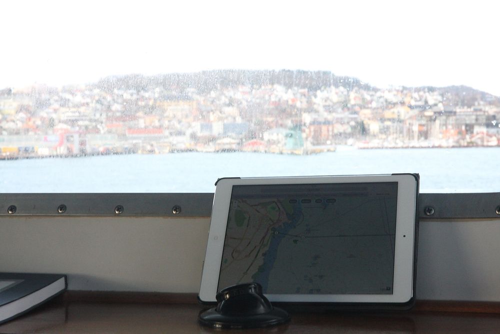 På vei inn mot Horten. I kartet sees alle de andre fartøyene og deres ruteplaner. Systemet tar hensyn til hvert skips egenskaper, inklusive hvor lang tid hvert skip trenger på akselerasjon og oppbremsing. 