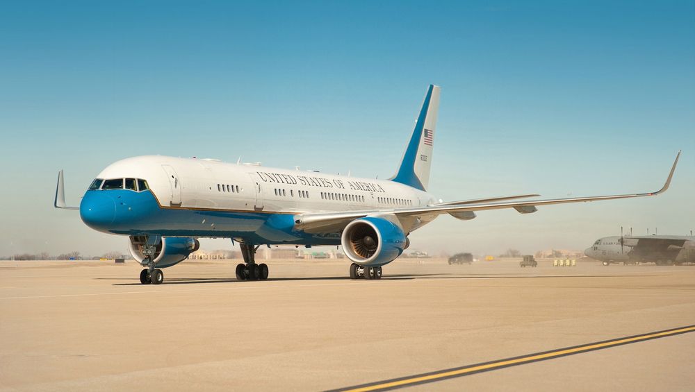 På slutten av 1990-tallet bygget Boeing fire 757-200 for det amerikanske flyvåpenet som kaller det C-32A. Det benyttes blant annet av visepresidenten. 