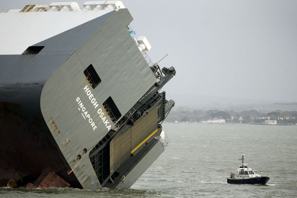 Tidevannet på vei opp onsdag ettermiddag. Svitzer fikk tettet et hull i skipssiden før slepet til Spitbank. 
