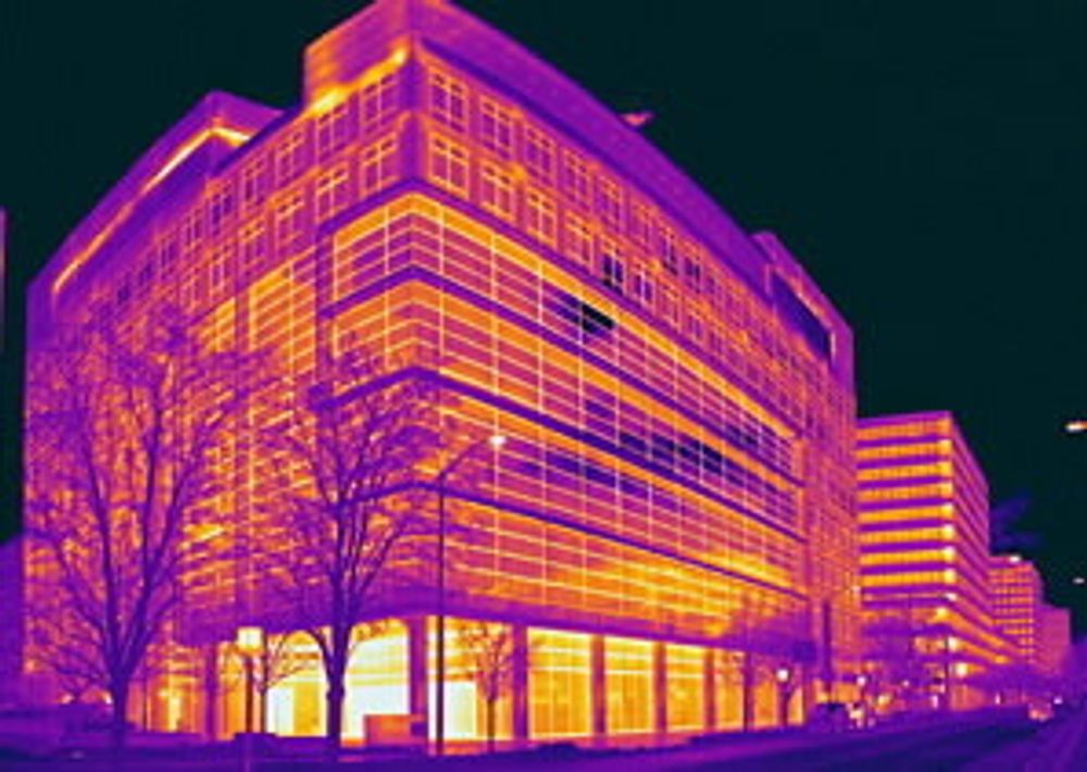  Kameraene fanger opp varmestråling fra fasader og tak, samtidig som et Lidar-system måler avstanden til fasaden og fanger 3D-bilder der bygningen er skilt fra det fysiske miljøet