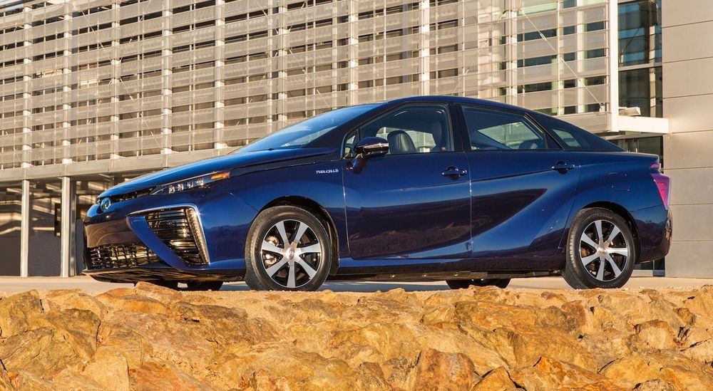Toyotas første serieproduserte brenselcellebil er en mellomstor sedan.  