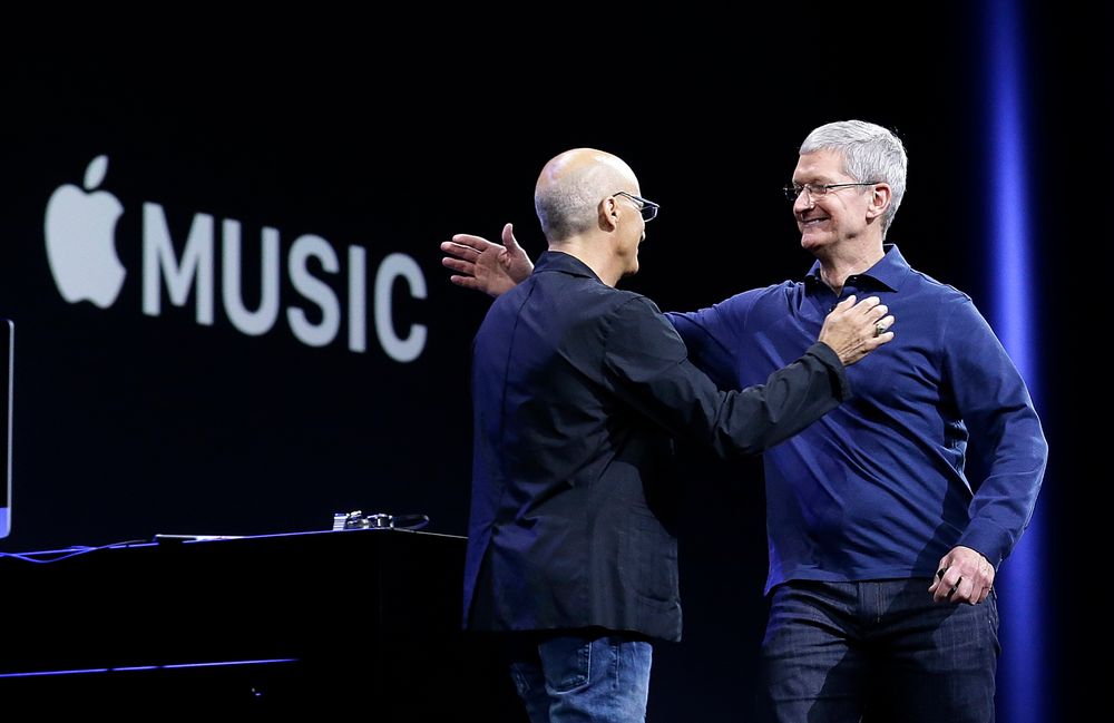 Apple lanserte selskapets musikkstrømmetjeneste i sommer. I den forbindelse granskes selskapet både i Europa og USA for påstander om konkurransehemmende virksomhet.