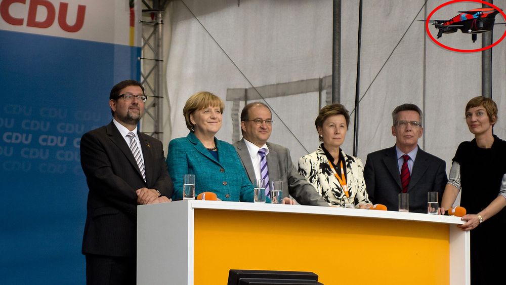 Det var 15. september 2013 at en drone krasjlandet på scenen foran Angela Merkel (nummer to fra venstre) og hennes partifeller fra CDU under et valgkampmøte i Dresden.