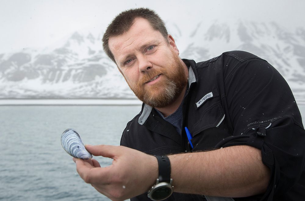 Blåskjellene på Svalbard forteller klimahistorie, både om hvordan det var i den varme perioden etter forrige isid, og hvordan organismer nå reagerer på oppvarming, forteller professor i marinbiologi Jørgen Berge. 