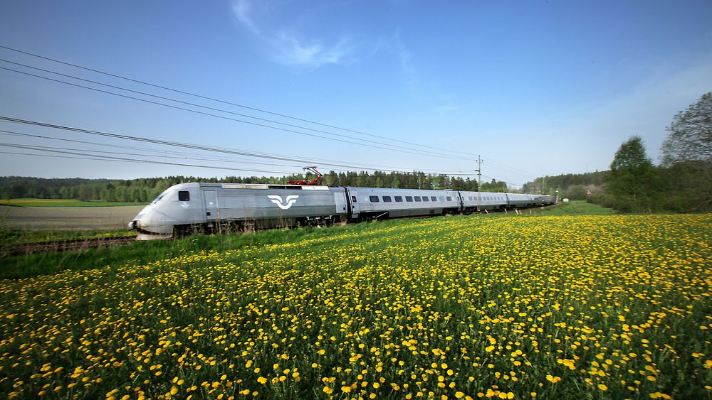 SJs planer om å kjøre hurtigtoget X 2000 mellom Oslo og Stockholm vil redusere reisetiden mellom de to byene med rundt halvannen time. 