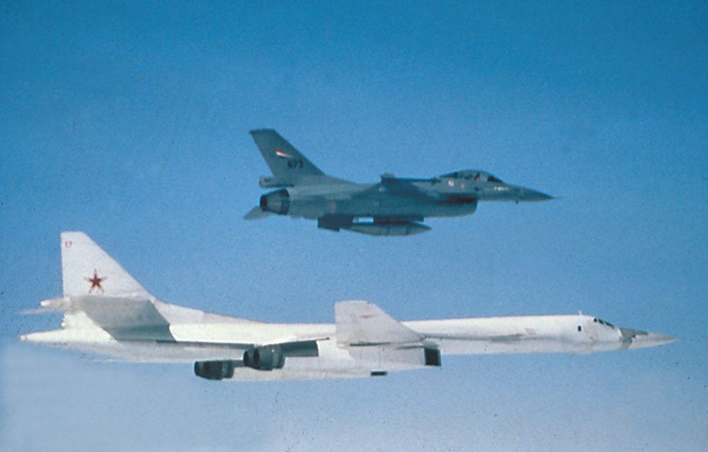 Norsk F-16 og russisk Tu-160 i 2002. Perspektivet lyver litt om størrelsen på flyene. Tupoleven er 54 meter lang, mens Fighting Falcon er 15 meter.