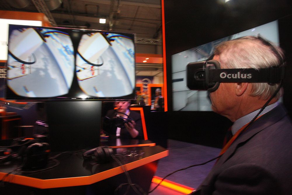 Bjørn Rosengren prøver Oculus Rift med en virtuell berg og dalbane-tur rundt et gasskip designet av Wärtsilä. 
