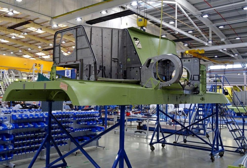 Som dette bildet viser, er AW101 et tremotors helikopter. 