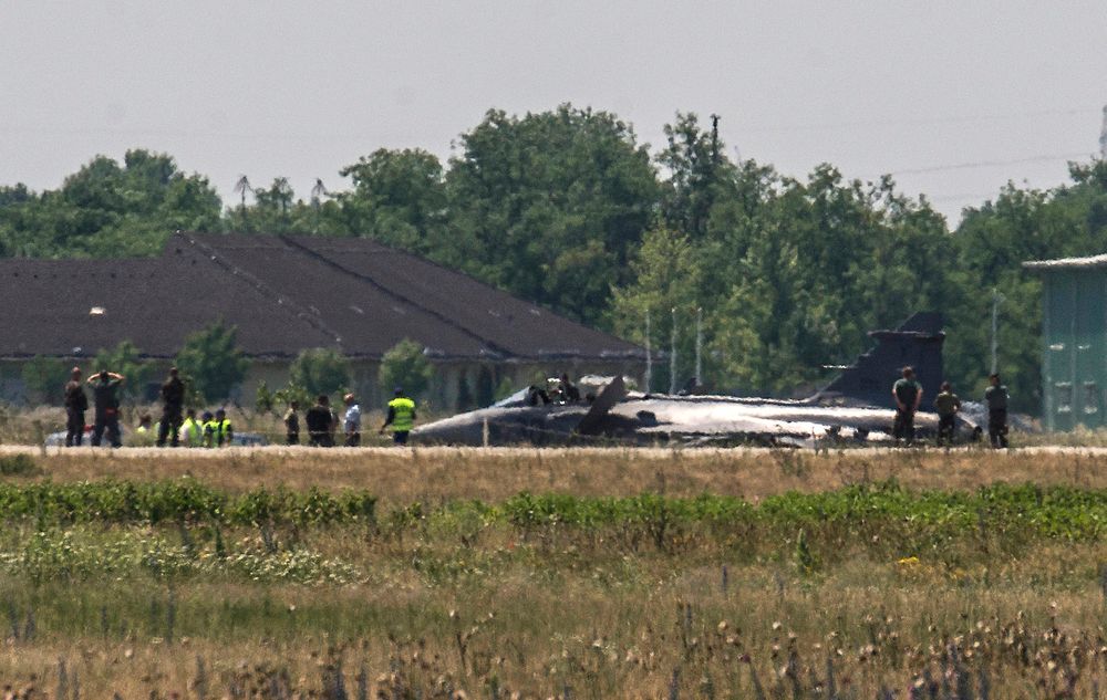 Ungarske havariinspektører undersøker Jas-39C-flyet som havarerte under landing på flybasen Kecskemét onsdag. 