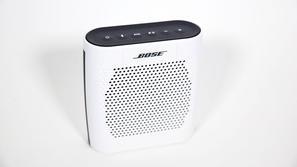Bose Soundlink Colour likner en gammel reiseradio, men byr på opptil 8 timer med svært vellydende trådløs musikk. 