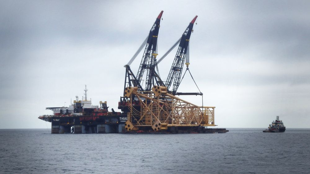 Her løftes den 8900 tonn tunge stålunderstellet til Ivar Aasen av løftefartøyet Thialf.   