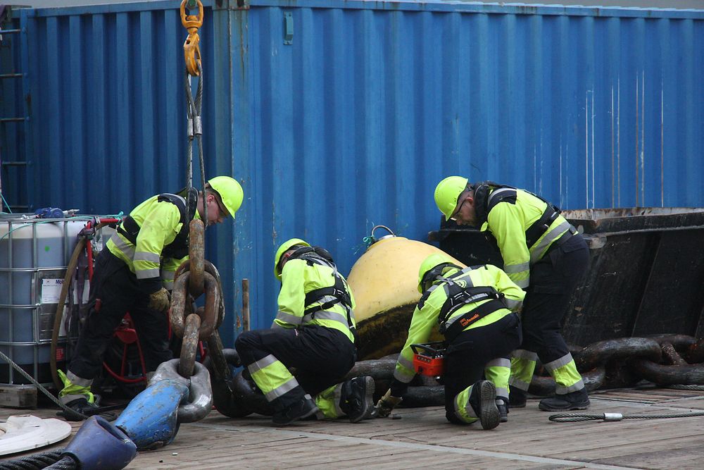 Kjettinger kobles sammen før bollard pull-testen kan begynne. 