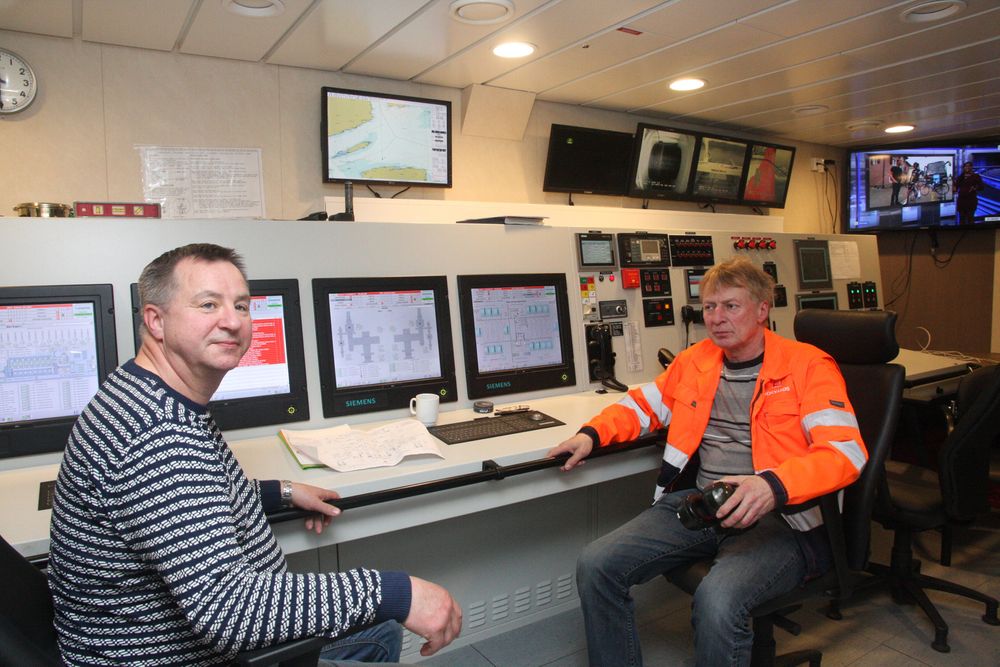 Maskinsjefene Kurt Kristensen (BOA) og Asbjørn Haldorsen (Noryards) i kontrollrommet. 