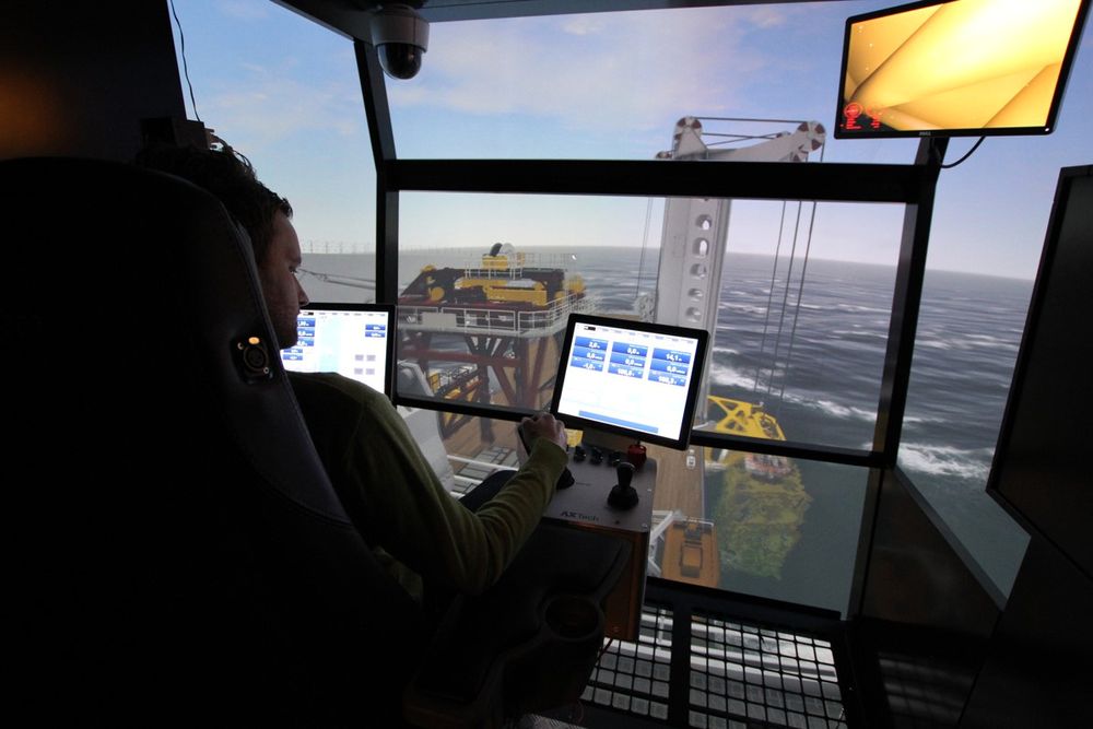 Statoil-ansatte forberedte seg på å plassere den 300 tonn tunge kompressormodulen på 265 meters dyp på Åsgard-feltet. Det gjorde de ved å trene i simulator på Offshore Simulator Centre (OSC) i Ålesund.