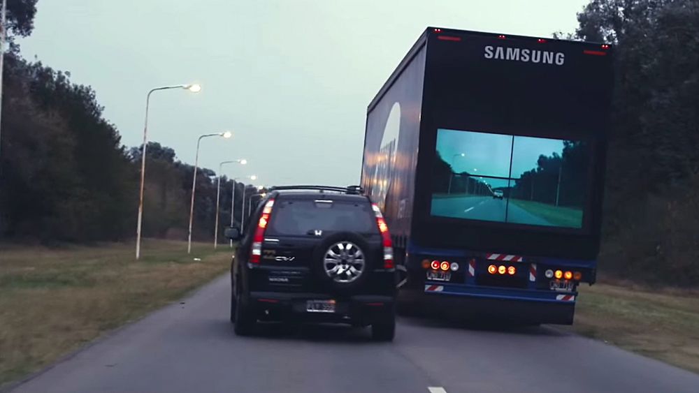 Samsungs "Safety Truck" har kamera montert foran og skjermer bakpå. 