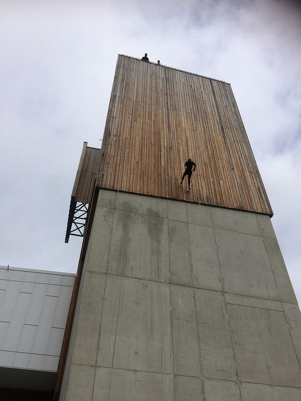 Inne i VossVinds bygning er vindtunnelen som gir deg følelsen av å hoppe i fallskjerm. Langveggen utenpå brukes til rappelering. 