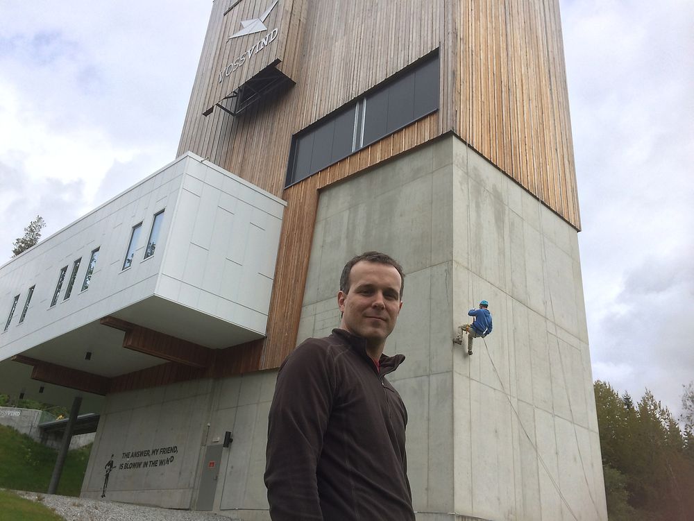 Nede. Gründer Henrik Holen i Viva Labs etter å ha rappelert ned den 40 meter lange veggen til VossVind. 