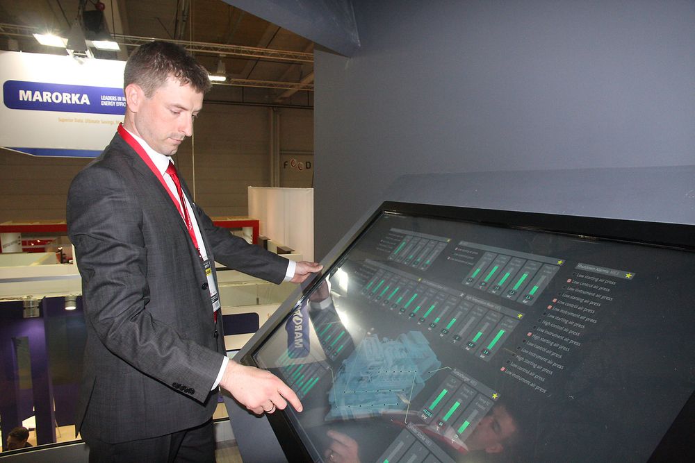 Produktsjef Bernt Ove Sunde i Vard Electro  foran en 55-tommers berøringsskjerm. Han har hatt ansvar for SeaQ Control. 