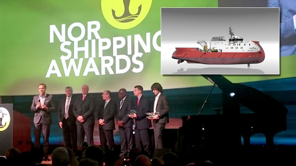 Vinnerne av Norshipping Awards på scenen sammen med kong Harald under Norshipping 2015. Tore Ulstein (med mikrofonen i hånda) takker for prisen "Next generation ship award".  
