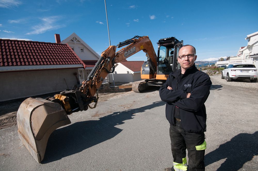 Martin Mydland jobber for et selskap som installerer rør for telefon- og internettkabler i byen. Han kjører en gravemaskin av typen CX75C SR.