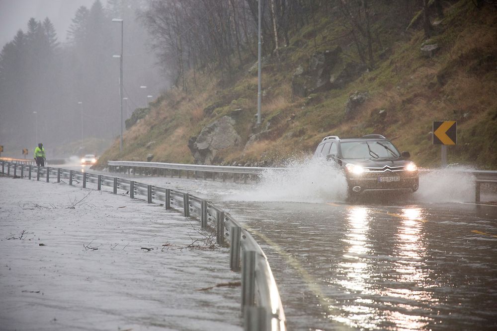 Store nedbørsmengder har ført til evakuering i av boliger sør i Rogaland lørdag. Mandag morgen kunne E39 åpnes for trafikk igjen. Foto: Torstein Bøe / NTB scanpix