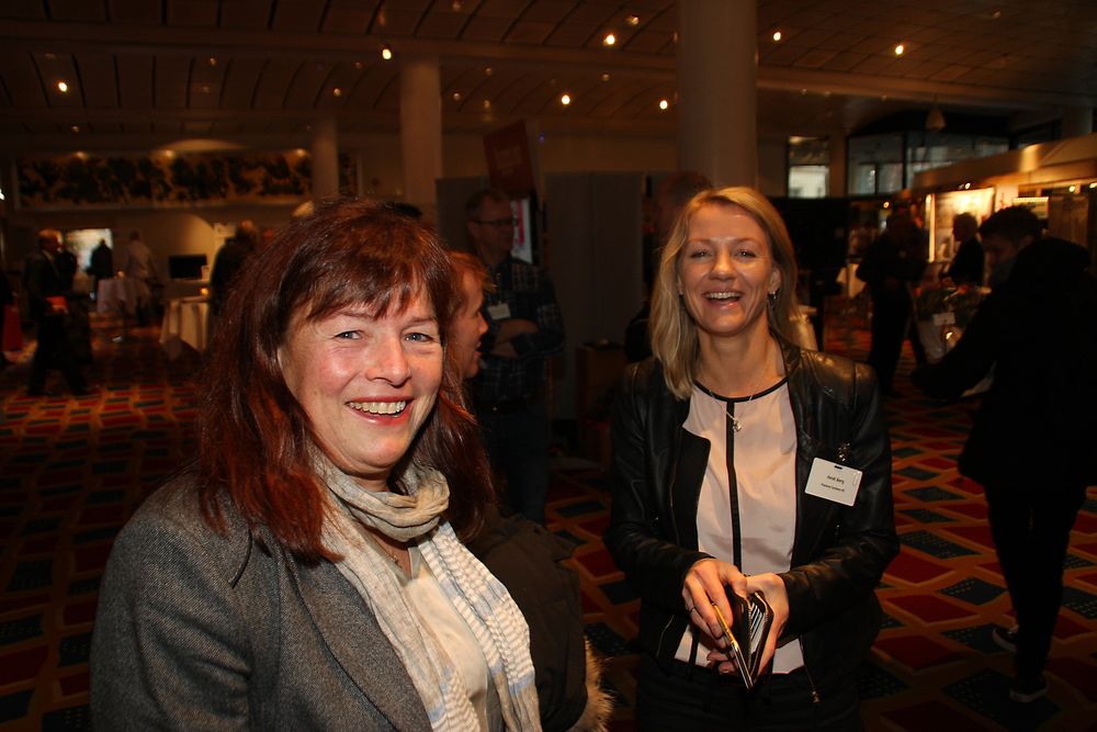Berg og Haug:
To tidligere styreledere i NFF, fv. Ruth Haug (Rambøll Norge) og Heidi Berg (Vianova Systems) koste seg under åpningen av konferansen. Foto: Bjørn Olav Amundsen