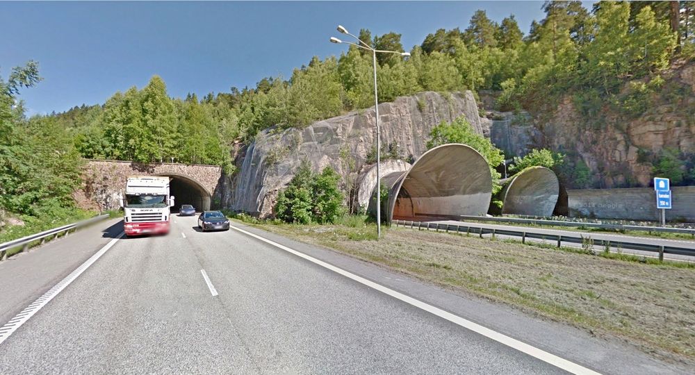 Bildet viser de vestre portalene til Fosskolltunnelen. AF Gruppen oppgradere tunnelen for 157,12 millioner kroner. (Foto: Google)