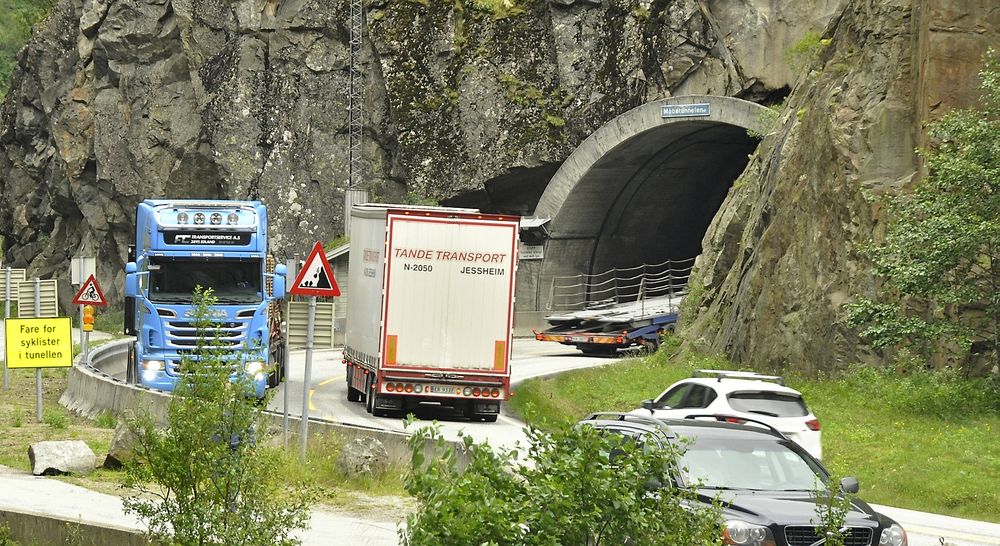 Riksveg 7 gjennom den ville Måbødalen i Eidfjord er en av strekningene som inngår i driftskontrakten. Bildet viser vestre portal til den 1 893 meter lange Måbøtunnelen. (Foto: Anders Haakonsen)
