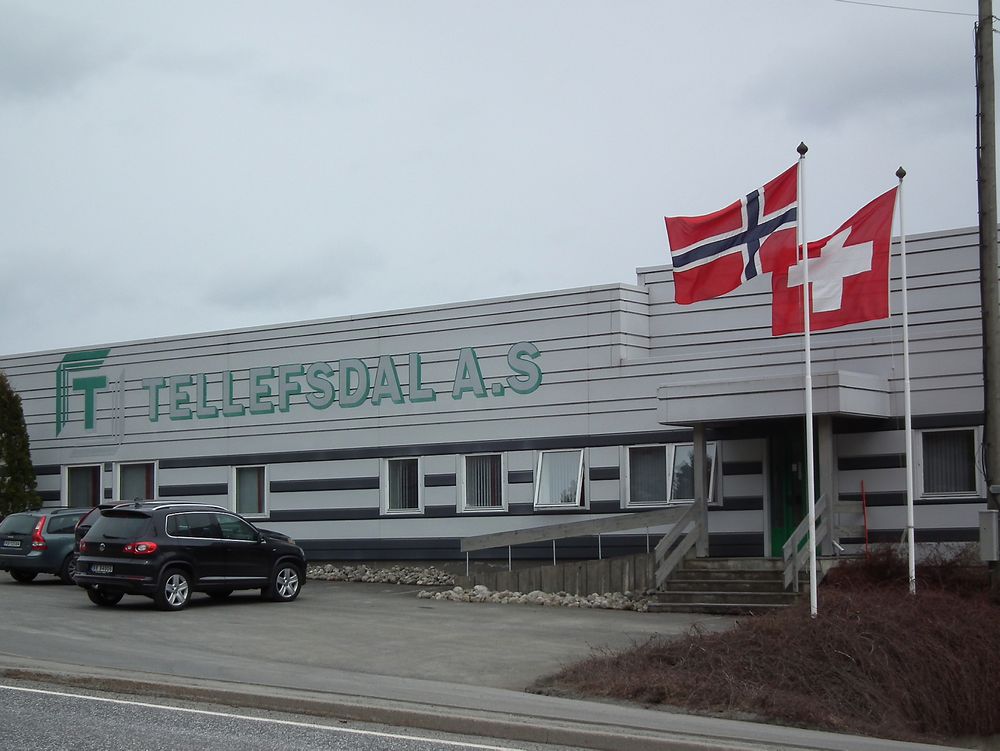  ASH Gruppen har sitt hovedkontor i Sveits, noe som nå er markert med eget flagg utenfor Tellefsdals hovedkontor på Sundebru i Aust-Agder.