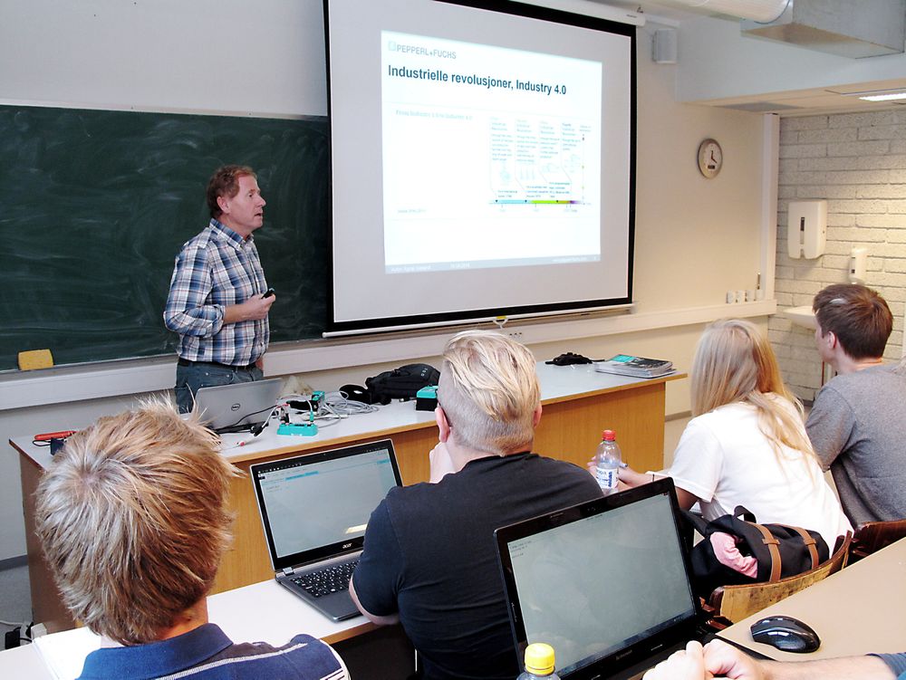 Agnar Sæland, Pepperl & Fuchs, holder forelesning på Høgskolen i Telemark.