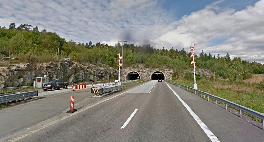 Bildet viser de søndre portalene i Follotunnelen. Begge tunnelløpene må være åpne på dagtid. Om natten kan entreprenøren stenge ett løp. Da vil overkjøringsfeltet til venstre bli flittig brukt. (Foto: Google).