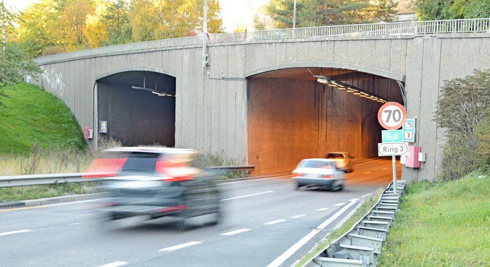 Oppgraderingen blir en omfattende jobb. Alt elektrisk utstyr i tunnelen skal skiftes ut. I nordgående løp skal en strekning på ca. 130 meter strosses ut for å bedre sikten. Mellom løpene skal det sprenges et tverrslag.