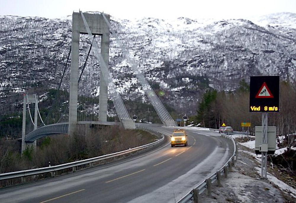 Det automatiske vindvarslingssystemet på Skjombrua i Narvik skal føre til kortere stengetid ved dårlig vær. 