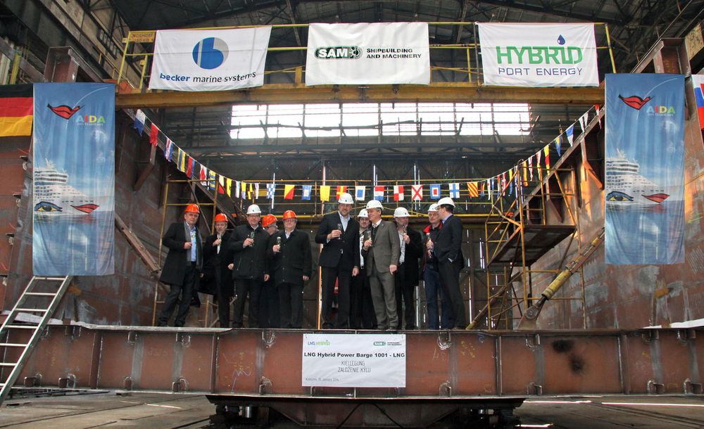 Lekteren produseres ved Shipbuilding and Machinery“ (SAM) i Komárno i  Slovakia. Sammensettingen av seksjoner begynte på nyåret og ble behørig feiret. 