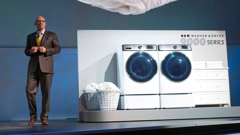 Samsungs Amerika-sjef Kevin Dexter med den nye 9000-serien vaskemaskin og tørketrommel. Disse er de største i verden, ifølge Samsung. 